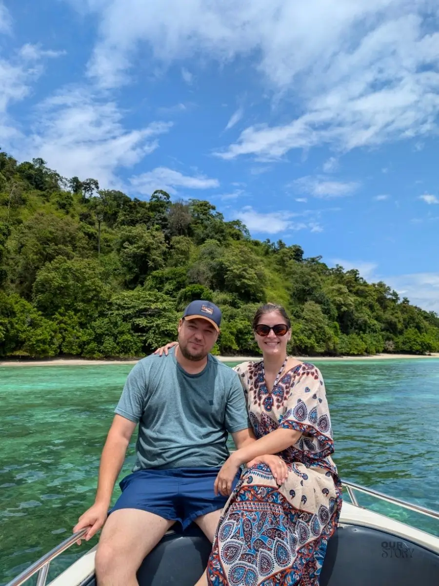 Eu si Claudia pe barca spre Chicken Island