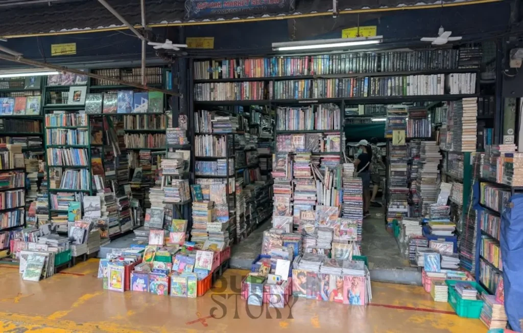 Piață de vechituri [Chatuchak Market] cu mii de cărți, CD-uri și reviste vechi, experiență pentru iubitorii de literatură în city break-ul la Bangkok