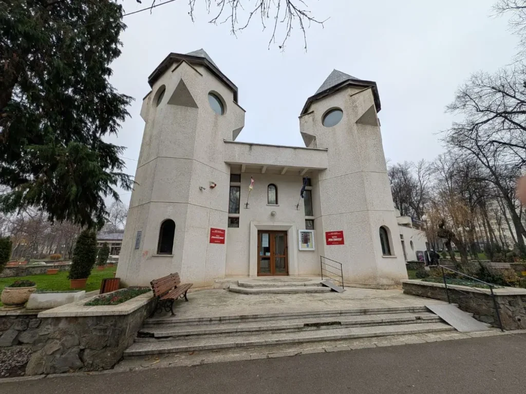 Muzeul Mihai Eminescu Iasi cladire castel stil neoromanesc Parcul Copou