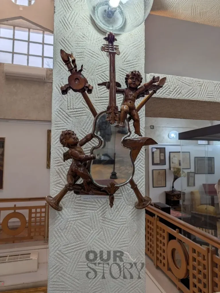 Oglindă venețiană din secolul al XVIII-lea, cu sculptură în lemn de tip vioară și îngerași, exponat în Muzeul Istoriei Teatrului Românesc Iasi