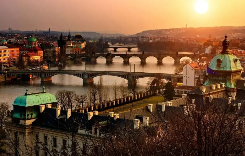 Top 10 Destinații City Break Low Budget: Călătorește Ieftin Fără Să Sacrifici Experiența 3 City Break Praga, Cehia
