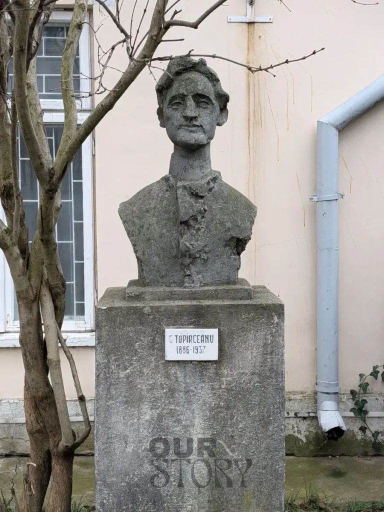 Bust din piatra al lui George Topîrceanu (1886-1937), poet roman asociat cu obiective turistice si cultural din Iasi