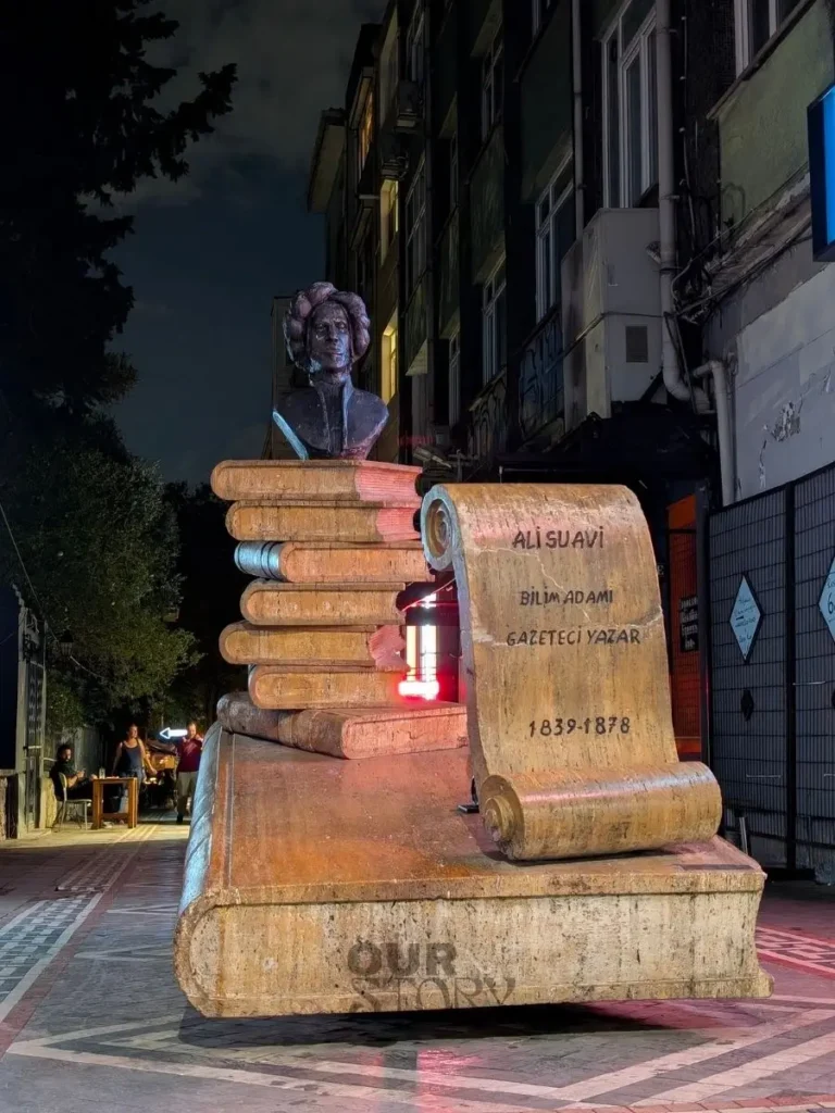 o sculptura publica moderna care il reprezinta pe Ali Suavi o figura proeminenta a miscarii Tinerilor Otomani