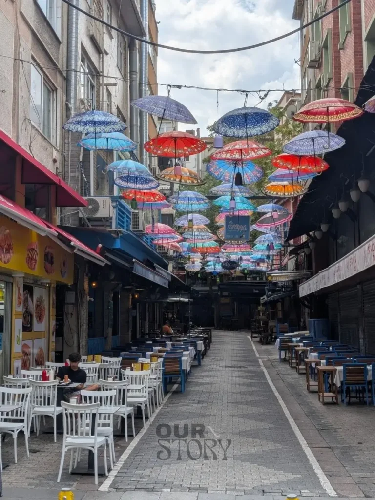 o strada pietonala decorata cu umbrele colorate situata in districtul Kadikoy Istanbul