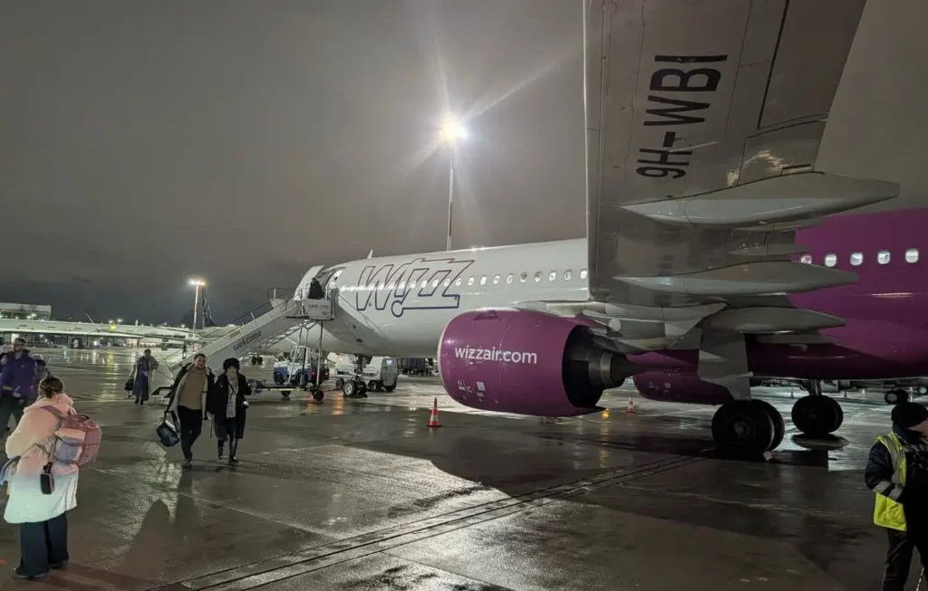 Avionul WizzAir pe aeroportul Chopin - Varsovia