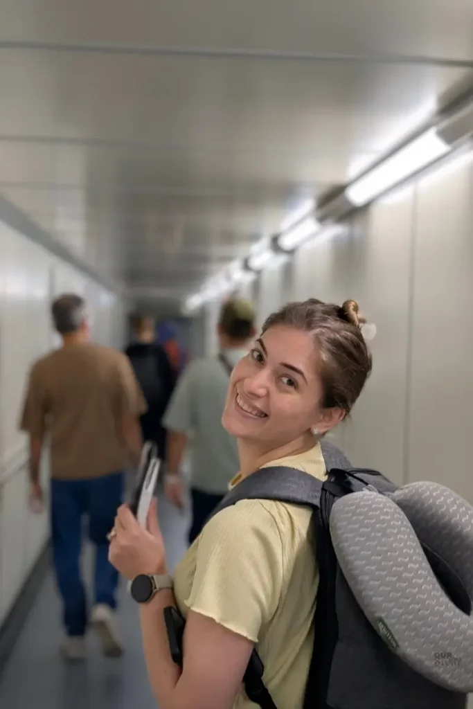 Aterizand in Oman dupa un zbor lung, cu rucsacul pregatit pentru aventura