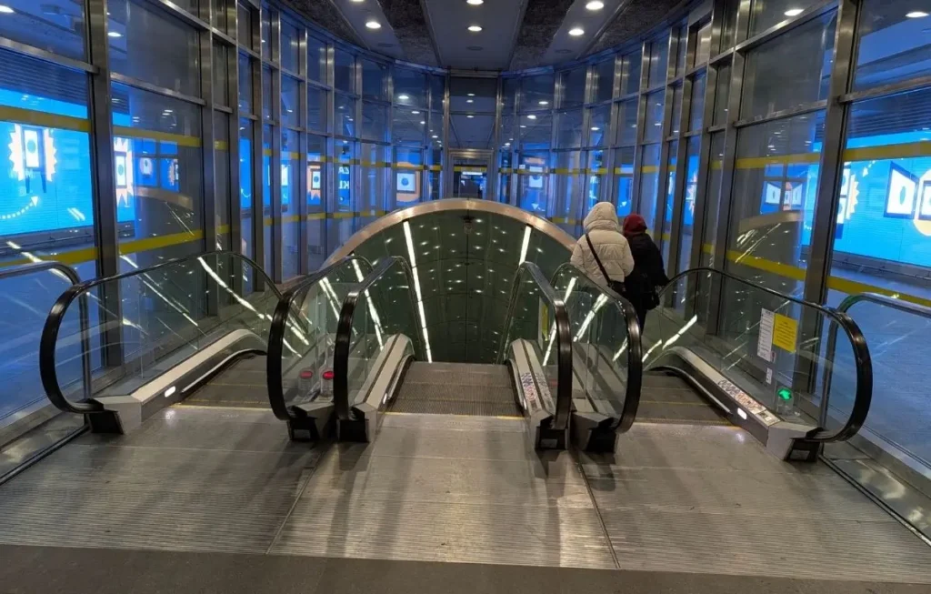 Statie de metrou din Varsovia