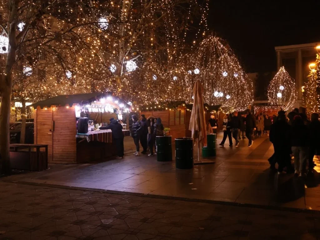 Piata Tricolorului cu haine de sarbatoare