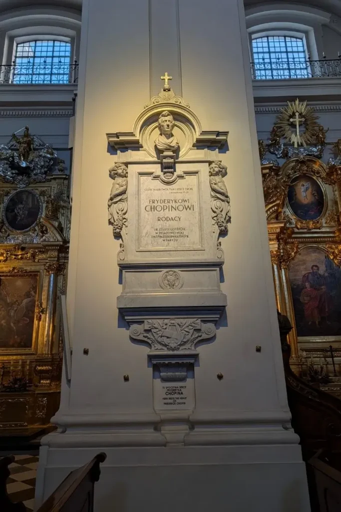 Pilonul din Biserica Sfânta Cruce unde este păstrată inima lui Chopin