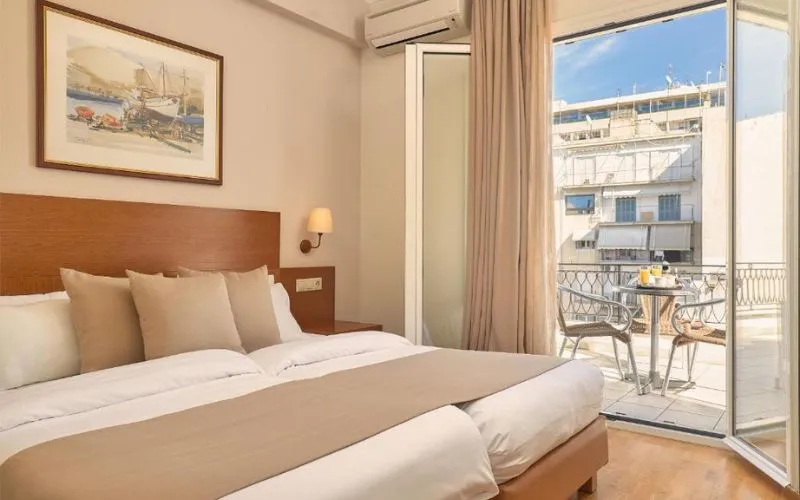 Athos Hotel Atena — grădină pe acoperiș cu vedere spre Parthenon