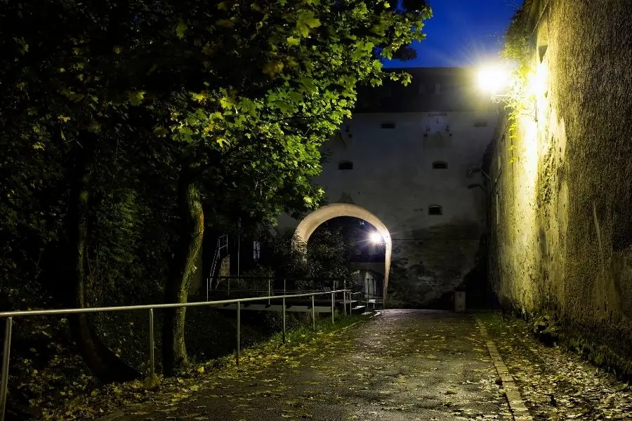 Aleea După Ziduri din Brașov — promenadă gratuită la baza zidurilor medievale din secolul XVI