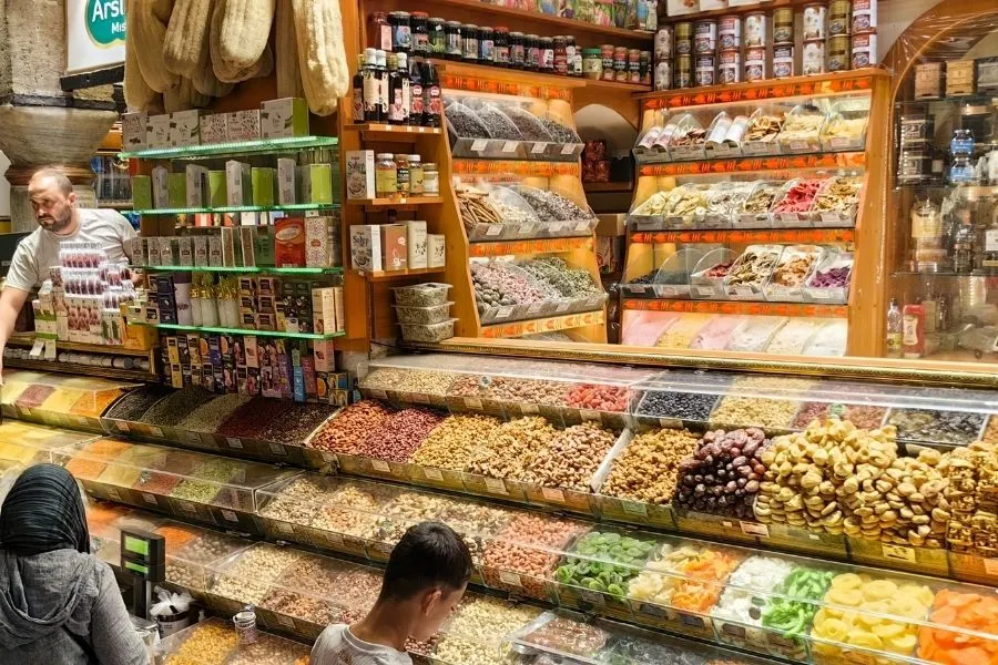 Interior Bazarul Egiptean (Spice Bazaar) din Istanbul cu mirodenii, nuci și fructe uscate colorate — experiență senzorială unică