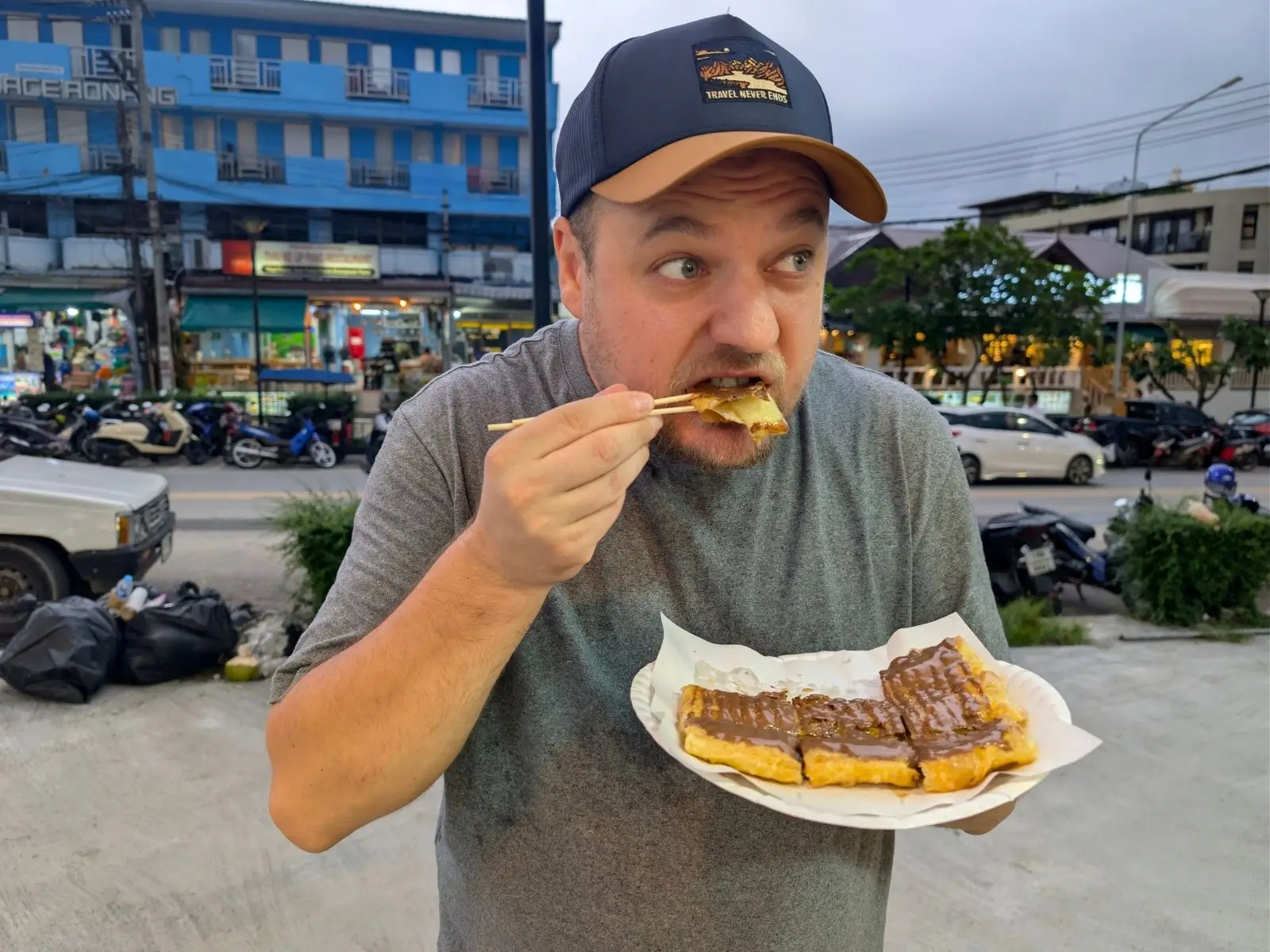 Bogdan în Thailanda, o imagine care surprinde un moment de relaxare într-un restaurant local