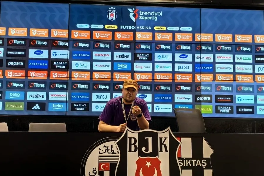 Bogdan la masa de conferință de presă a Stadionului Beşiktaş Istanbul — experiență unică în turul stadionului Vodafone Park