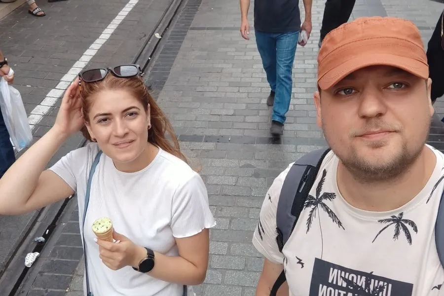 Bogdan și Claudia selfie în Marele Bazar Istanbul city break — experiență autentică în inima pieței
