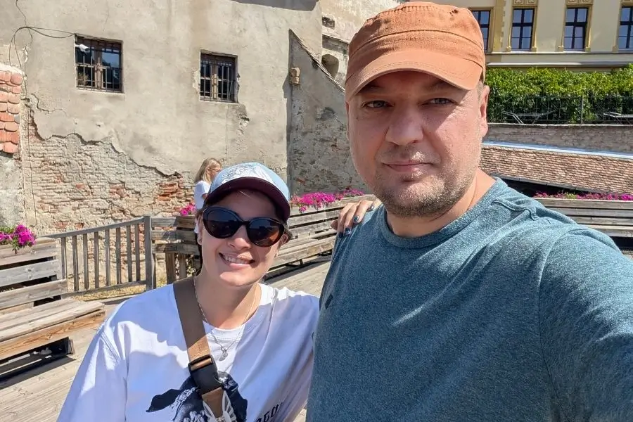 Bogdan și Claudia în Piața Cetății din Sighișoara — locul unde ne-am întâlnit prima dată, înconjurați de casele medievale colorate ale cetății UNESCO