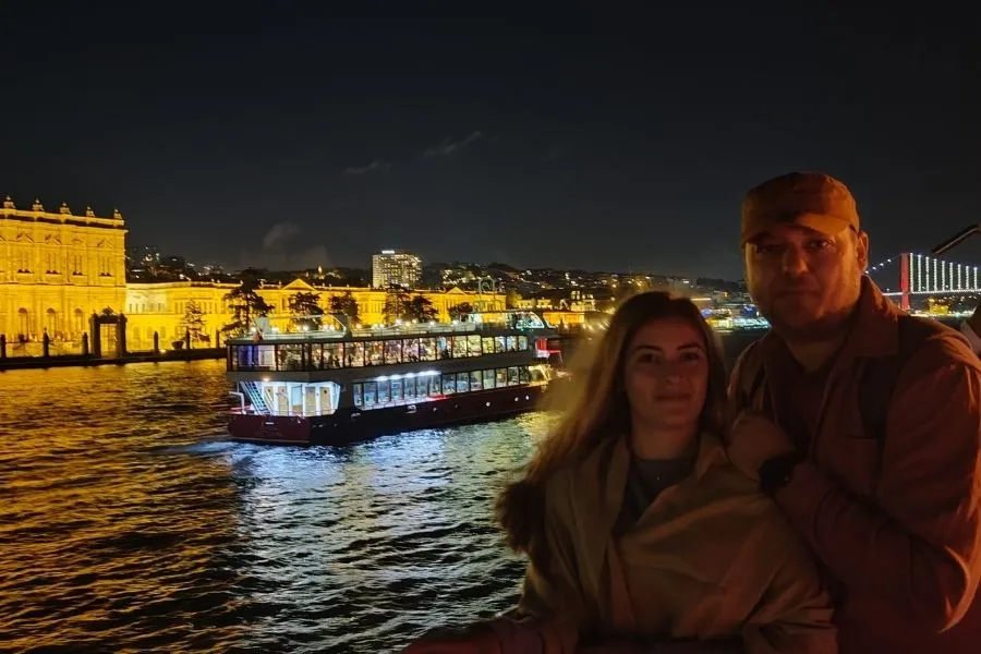 Obiective turistice istanbul - Bogdan și Claudia pe vasul de croazieră pe Bosforul din Istanbul — experiență recomandată în orice ghid turistic Istanbul