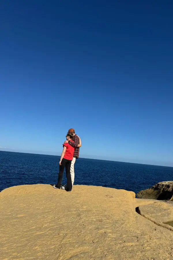 Bogdan și Claudia pe stâncile din Marsalforn