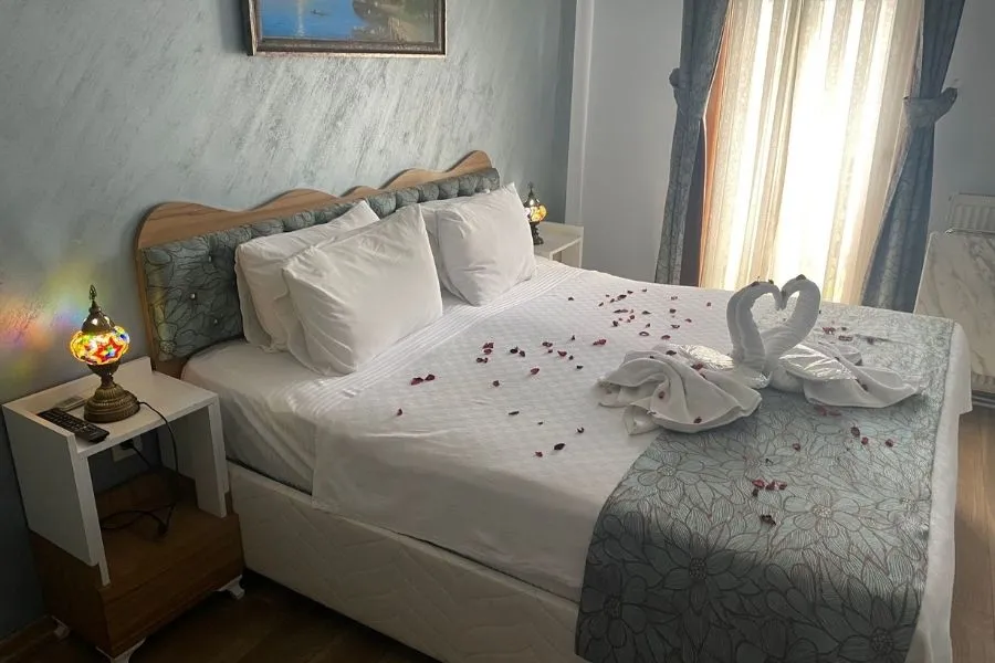 Cameră de hotel în Istanbul decorată romantic — cazare city break Istanbul pentru cupluri