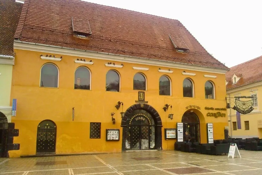 Casa Negustorilor Hirscher din Brașov cu arcade lungi — construită în 1547, azi restaurant și galerie comercială