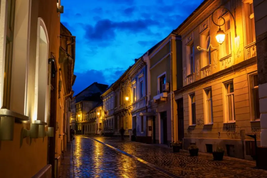 Strada Republicii din Brașov noaptea cu iluminat arhitectural — plimbare gratuită seara în centrul vechi