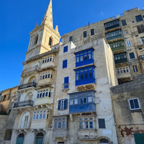 Clădiri istorice cu balcoane colorate din Valletta, Malta