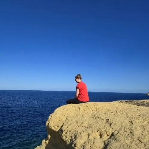 Claudia pe stâncile din Marsalforn