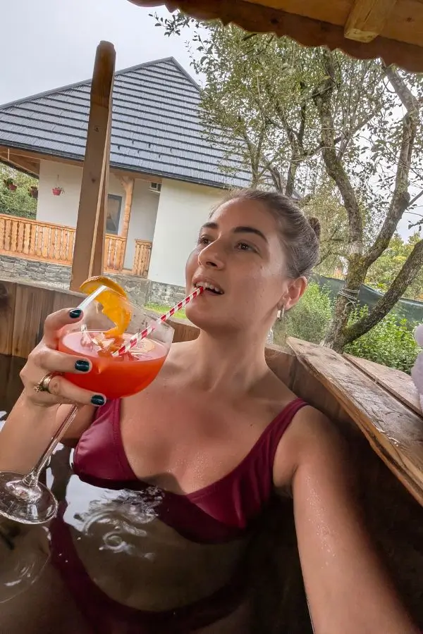 Claudia savurând un cocktail în ciubărul pensiunii La Bunici din Vișeu de Sus, Maramureș