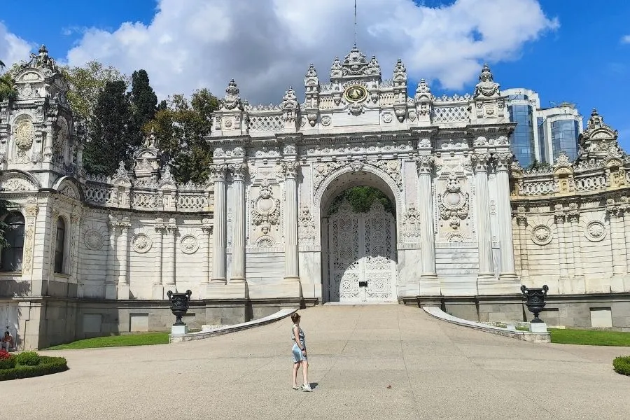 Vedere cu Claudia în fața porții de la Palatul Dolmabahçe Istanbul — bijuterie neobarocă pe malul Bosforului