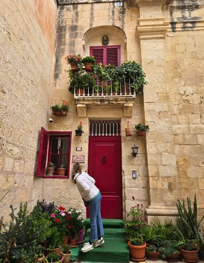 Clădire decorată cu flori pe stradă în Mdina, Malta