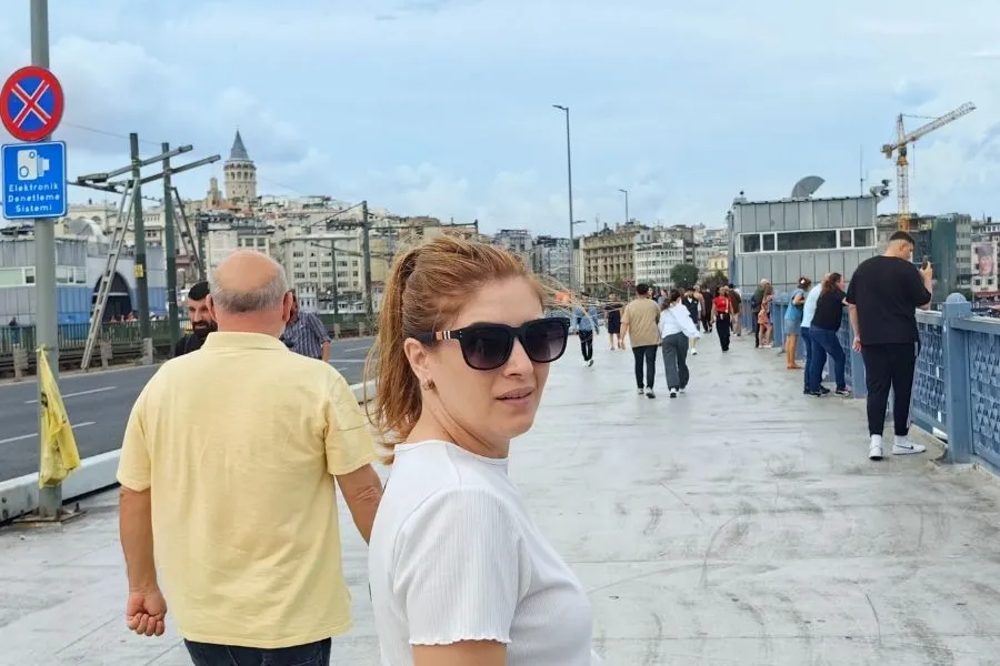 Claudia pe Podul Galata Istanbul cu Turnul Galata pe fundal — punct de legătură între cartierele istorice ale orașului
