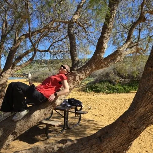 Claudia pe plaja il Ramla Beach, Gozo