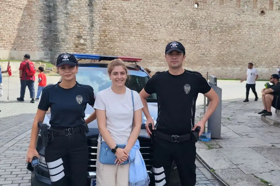 Claudia pozând cu polițiști turci din Istanbul — siguranță în călătorie, Istanbul este un oraș sigur pentru turiști