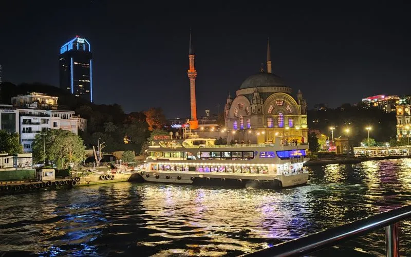 Ghid turistic Istanbul complet — Bosfor si Palatul Dolmabahce noaptea