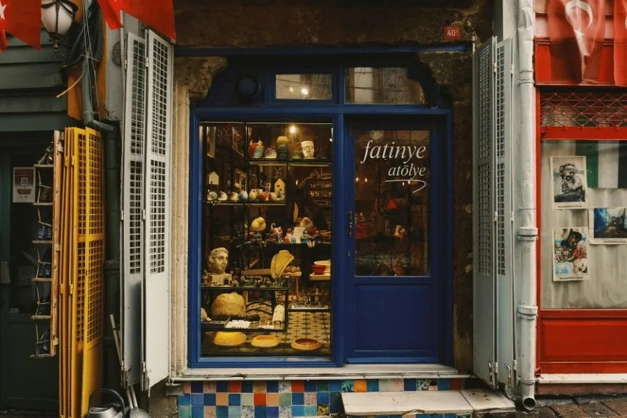 Clădiri istorice vibrant colorate în cartierul Balat din Istanbul — atmosferă boemă și autentică