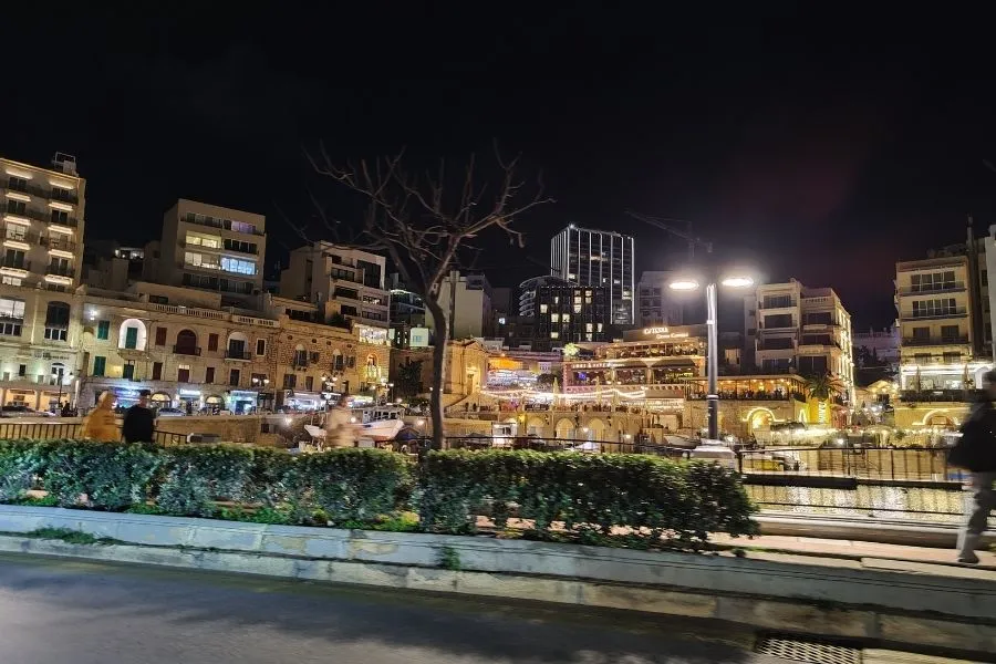 Sliema noaptea cu lumini reflectate în apă, Malta