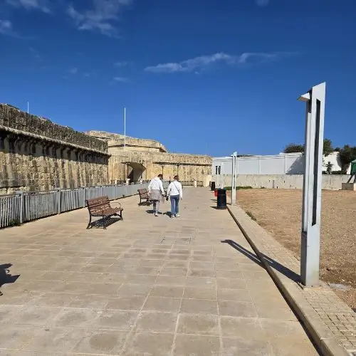 la plimbare pe lângă muzeul de război din Malta