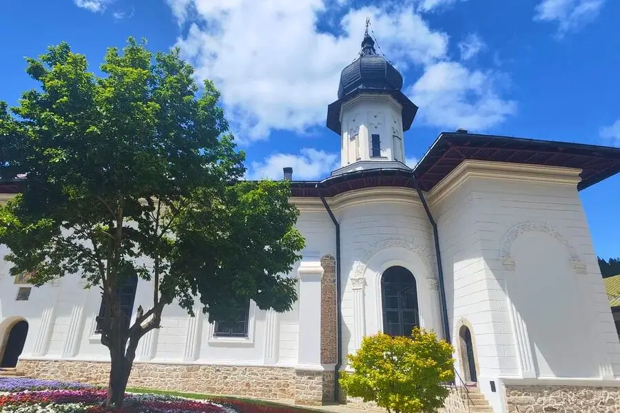 Mănăstirea Agapia din județul Neamț
cu curtea interioară și biserica pictată
de Nicolae Grigorescu — una dintre cele
mai importante mănăstiri din Moldova