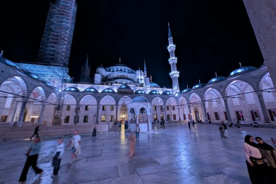 Moscheea Albastră din Istanbul — Sultan Ahmed Camii cu cele șase minarete, obiectiv turistic iconic