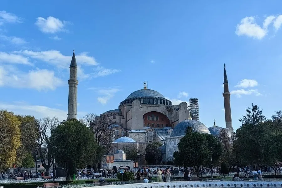 Interior spectaculos al Moscheii Hagia Sofia Istanbul cu cupola impresionantă iluminată — cea mai emblematică clădire din Istanbul