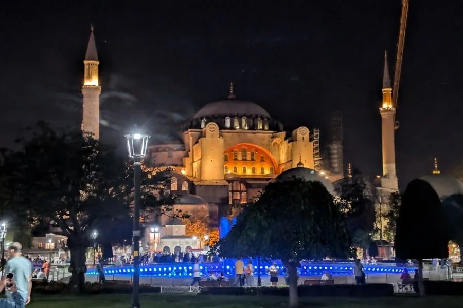 Hagia Sofia Istanbul noaptea — minaretele și cupola iluminate spectaculos, imagine iconică a Istanbulului