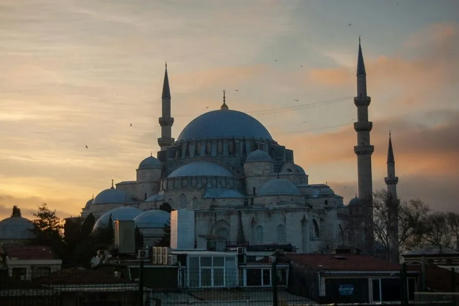 Moscheea Suleymaniye din Istanbul — cea mai mare moschee a orașului, capodopera arhitectului Mimar Sinan