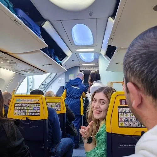 Bogdan si Claudia în avionul Ryanair spre casă