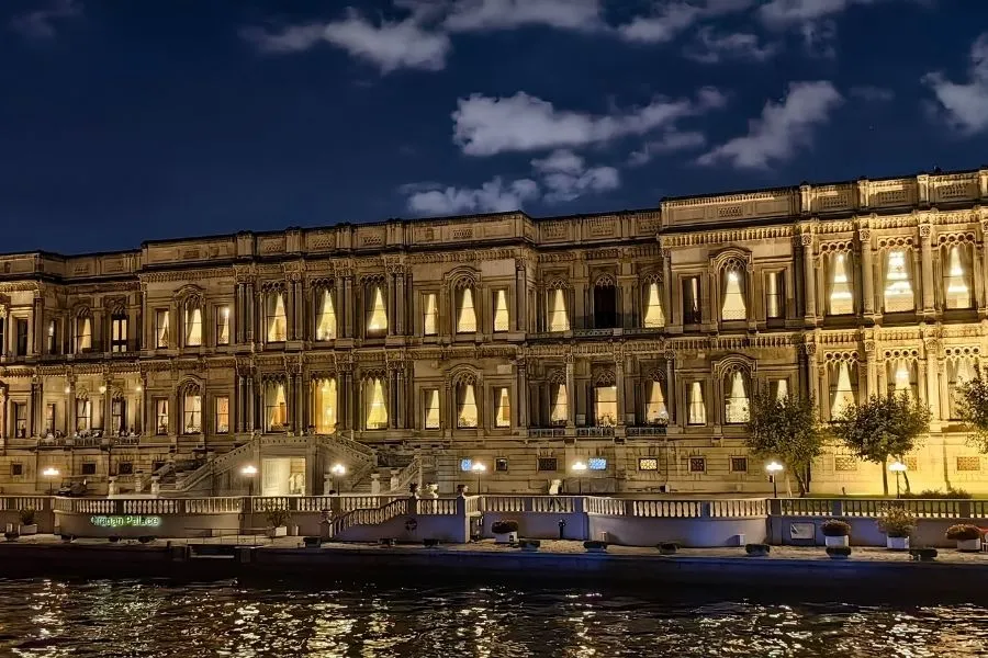 Bogdan și Claudia pe vasul de croazieră pe Bosfor, pe timp de noapte, cu Palatul Dolmabahçe iluminat pe fundal