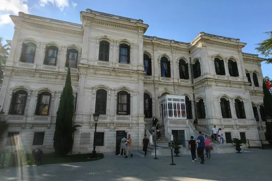 Bogdan și Claudia selfie în Grădinile Palatului Yıldız Istanbul — lac și natură, refugiu verde în Istanbul
