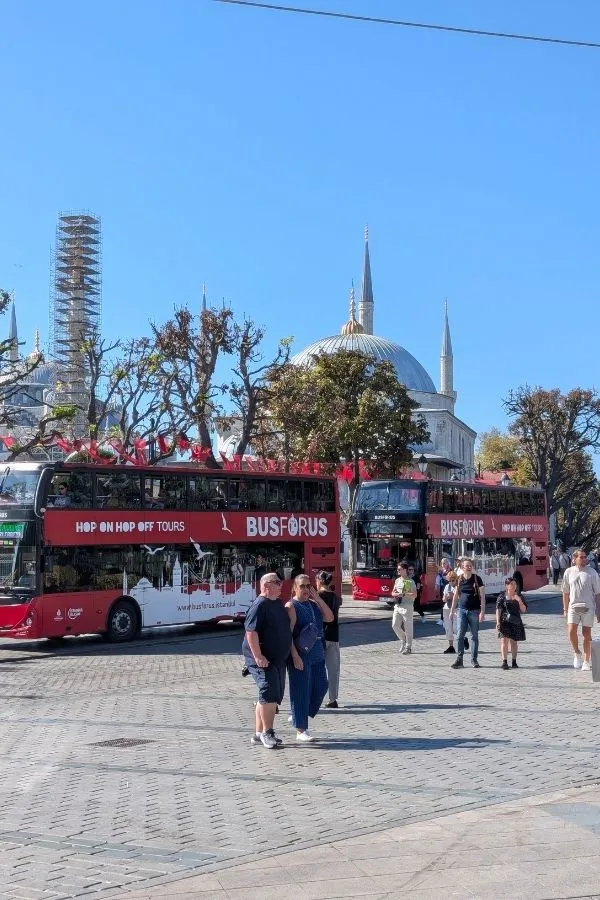 Vedere din Piața Sultanahmet Istanbul cu Hagia Sofia și minaretele — tablou iconic al inimii istorice a orașului