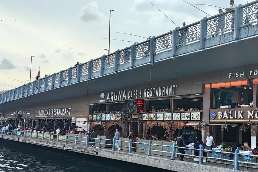 Restaurante cu pește sub Podul Galata Istanbul și pescari pe Cornul de Aur — experiență gastronomică autentică Istanbul