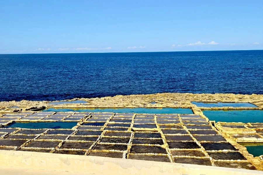 Salinele tradiționale Salt Pans de pe coasta insulei Gozo, Malta