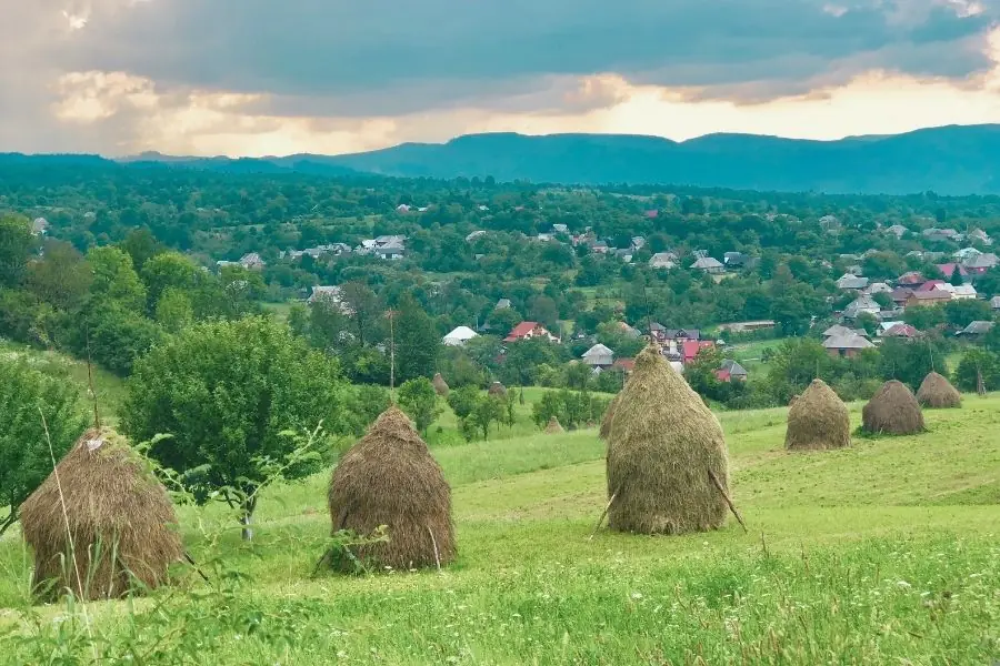 Satul Breb din Maramureș — case tradiționale din lemn cu porți sculptate, unul dintre cele mai autentice sate din România