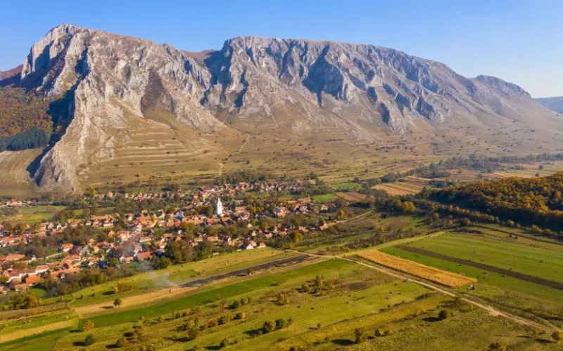 Rimetea din Alba — sat secuiesc cu case albe în Transilvania